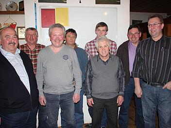 Die CSU-Führung rund um Steinert und Rauneck: Otmar Schmitt, Heinz Fausten, Norbert Schuhmann, Dieter Schmitt, Daniel Schmitt, Berthold Reitwießner, Hubert Ankenbrand und Günter Huppmann (im Bild von links).