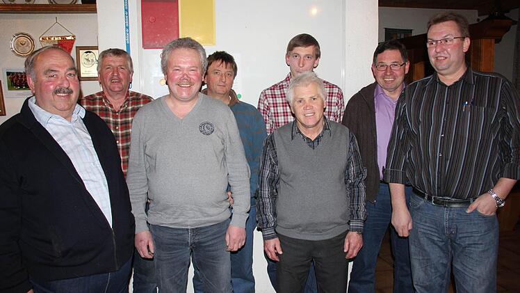 Die CSU-Führung rund um Steinert und Rauneck: Otmar Schmitt, Heinz Fausten, Norbert Schuhmann, Dieter Schmitt, Daniel Schmitt, Berthold Reitwießner, Hubert Ankenbrand und Günter Huppmann (im Bild von links).