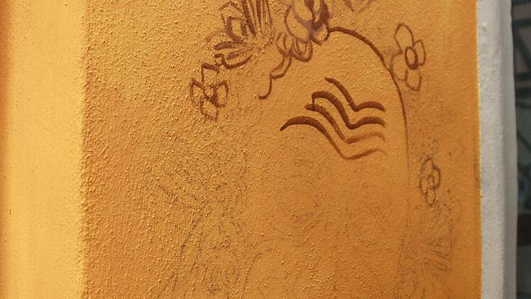 Asche-Skizze an der Wand.