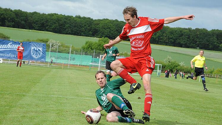Szenen vom Relegationsspiel zwischen dem TSV Rothhausen/Thundorf (rote Trikots) und der DJK Weichtungen (5:2 n.V.).