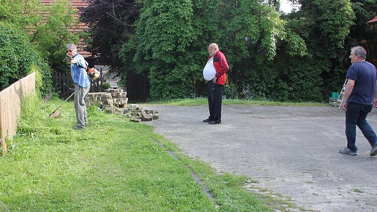 Am Fierster Gemeindehaus waren viele Helfer im Einsatz.