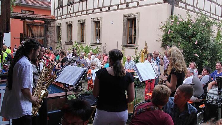 Der Beichelhof ist voller Besucher. Die Saxophongruppe "Sax4Session" spielt für sie.