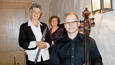Danielle Maheux, Annerose Röder und Dietmar Engels (von links) gestalteten eine Abendmusik in der St.-Nikolaus-Kapelle. Fotos: Jochen Berger