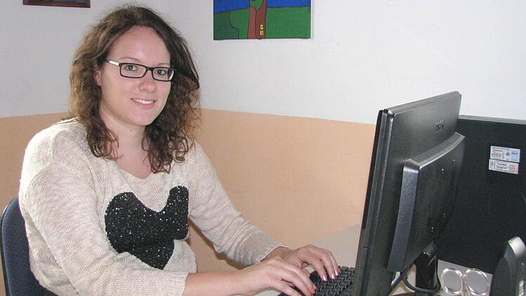 Auch Büroarbeit ist bei Diana Ullrich angesagt. Die junge Frau ist seit Mai im Haßfurter Jugendtreff "Dragon" beschäftigt. Lieber als am Schreibtisch sitzt sie freilich zusammen mit Jugendlichen an einem Tisch. Foto: Ralf Naumann