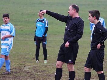 Tandem-Schiedsrichter: Michael Balling und Tim Schoch (rechts) beim U-15-Freundschaftsspiel zwischen der SG Oberleichtersbach und der SG Brendlorenzen (Endstand: 1:1). Foto: Sebastian Schmitt