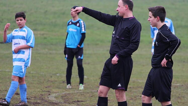 Tandem-Schiedsrichter: Michael Balling und Tim Schoch (rechts) beim U-15-Freundschaftsspiel zwischen der SG Oberleichtersbach und der SG Brendlorenzen (Endstand: 1:1). Foto: Sebastian Schmitt