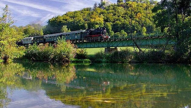 Durch die Streckenwahl wurden landschaftlich bedeutsame Elemente wie hier die Neideck richtig in Szene gesetzt.  Foto: Dampfbahn Fr&auml;nkische Schweiz
