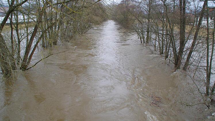 Als breiter Strom bahnt sich die Rodach ihren Weg durch Küps. Foto: Marco Meißner