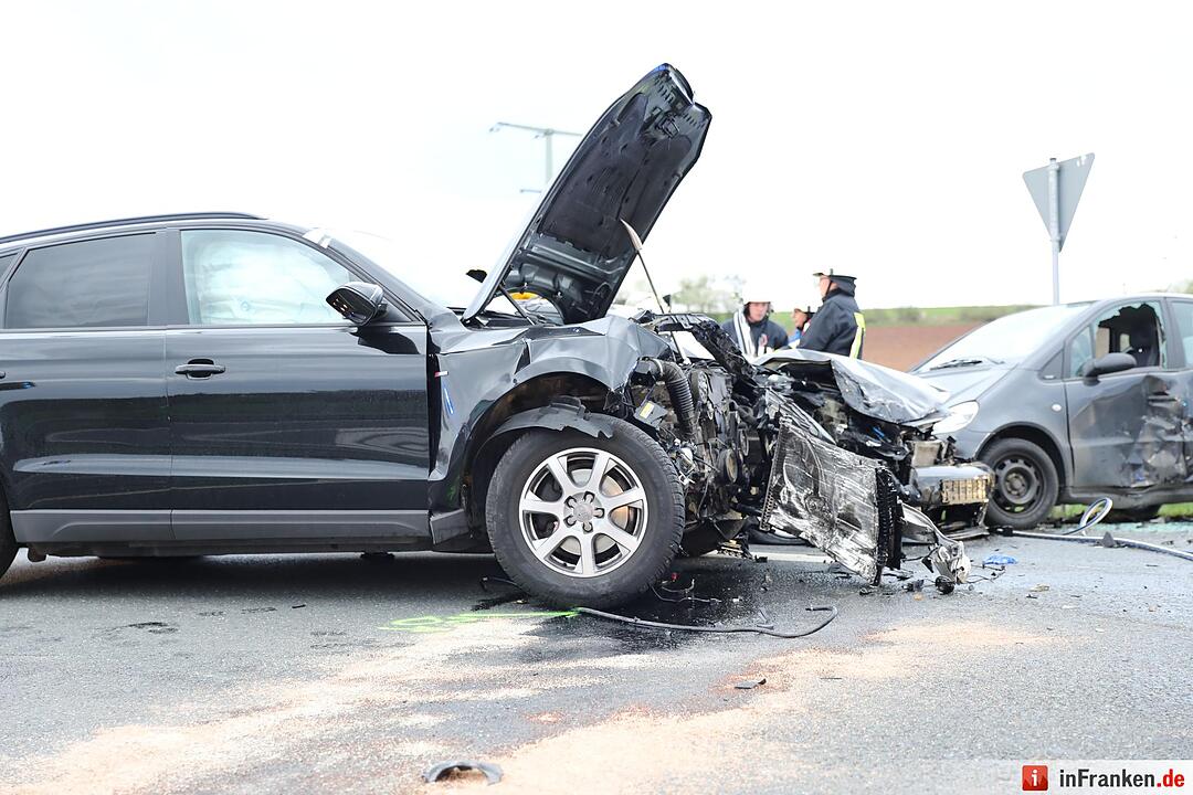 Ammerndorf: Zusammenprall zwischen drei  Autos – Frau schwer verletzt