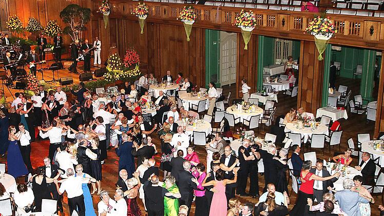 Gedränge herrschte den ganzen Abend auf der Tanzfläche beim Rosenball. Foto: Dieter Britz