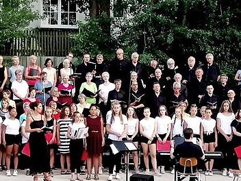 Alle drei Chöre standen beim Schlussakkord des Konzertabends im Pausenhof der Herzogenauracher Realschule auf der Bühne.  Foto: Richard Sänger
