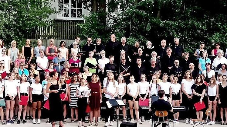 Alle drei Chöre standen beim Schlussakkord des Konzertabends im Pausenhof der Herzogenauracher Realschule auf der Bühne.  Foto: Richard Sänger