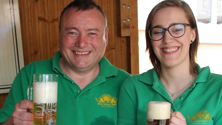Helmut Bayer und seine Nichte Stefanie schenkten das Bier aus Theinheim aus.