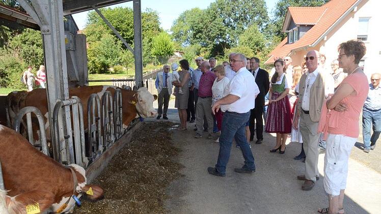 Groß war das Interesse an den Führungen von Erwin Schwarz durch Stallungen und Informationsstände beim Tag des offenen Bauernhofes. Foto: Karl-Heinz Hofmann