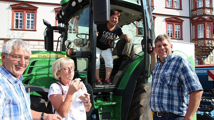 Hans Rebelein, Rita Möller, Herta Sippel und Martin Flohrschütz an der Sämaschine.Foto: Svenja Sollmann
