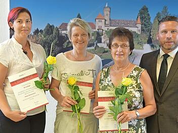 Ehrung von Blutspenderinnen: Petra Schumann, Sigrun Haas, Heidrun Hauck ( von links), Martin Finzel  Foto: Gabi Arnold
