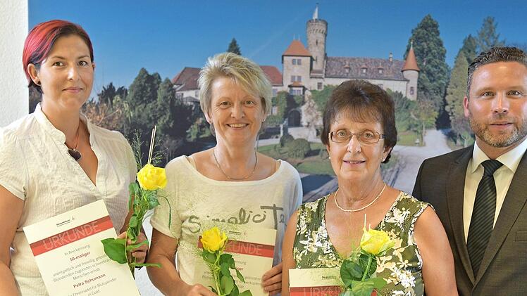 Ehrung von Blutspenderinnen: Petra Schumann, Sigrun Haas, Heidrun Hauck ( von links), Martin Finzel  Foto: Gabi Arnold