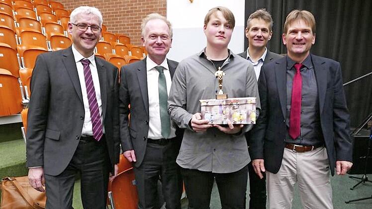 Ministerialbeauftragter Michael Schmidt, Ministerialrat Konrad Huber, Preisträger Mario Mirschberger, Konrektor Markus Ott und Klassenleiter Joachim Köhler (v. l.) bei der Preisübergabe Foto: privat