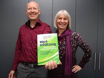 Stephan Josef Dick und seine Frau Iris haben mit einer weiteren Autorin das Buch "Wertschätzung" geschrieben, in dem es Tipps zur Zusammenarbeit in Unternehmen gibt. Foto: Jürgen Gärtner