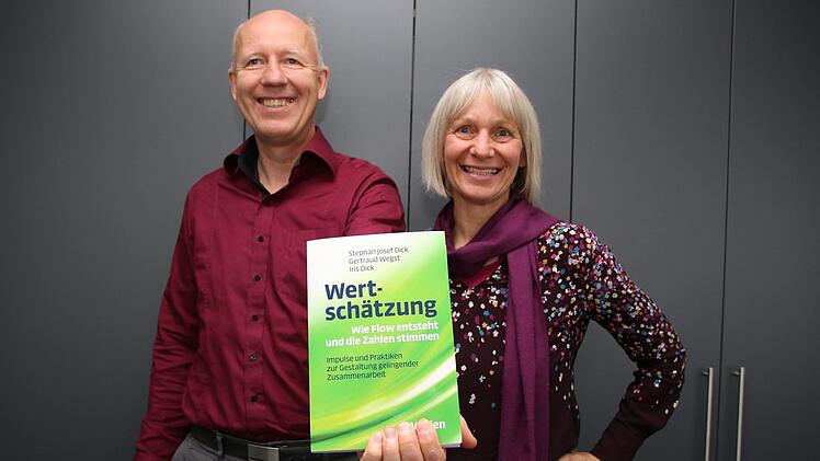 Stephan Josef Dick und seine Frau Iris haben mit einer weiteren Autorin das Buch "Wertschätzung" geschrieben, in dem es Tipps zur Zusammenarbeit in Unternehmen gibt. Foto: Jürgen Gärtner