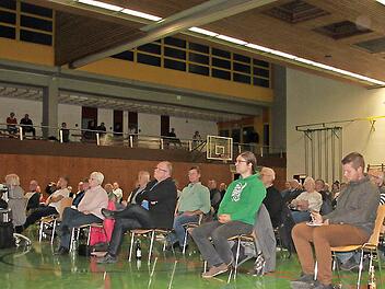 Gut besucht war die Bürgerversammlung in der Kordigasthalle. Architekt Gerd Peter Lauer stellte den Bürgern seine Planungen für das geplante Lehrschwimmbecken vor.