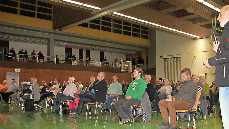 Gut besucht war die Bürgerversammlung in der Kordigasthalle. Architekt Gerd Peter Lauer stellte den Bürgern seine Planungen für das geplante Lehrschwimmbecken vor.