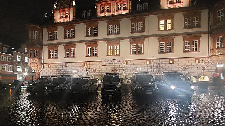 Gut 700 Demonstranten bahnten sich am Montag erneut ihren Weg durch die Innenstadt, legten zwischenzeitlich den Verkehr lahm.