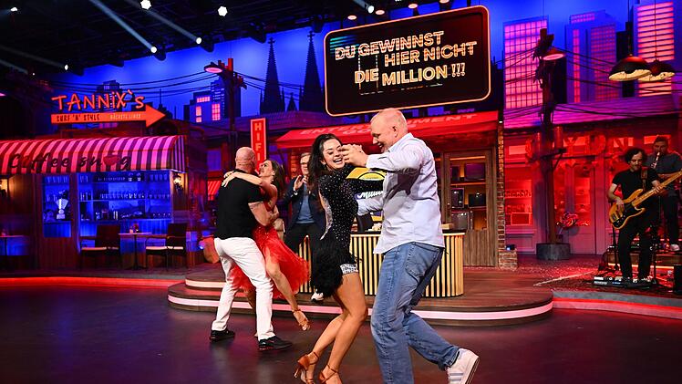 Auch Malika Dzumaev bat Stefan Raab zum Tanz.
