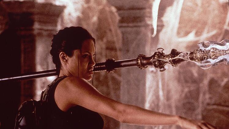 Lara (Angelina Jolie) k&auml;mpft gegen einen Geheimbund.