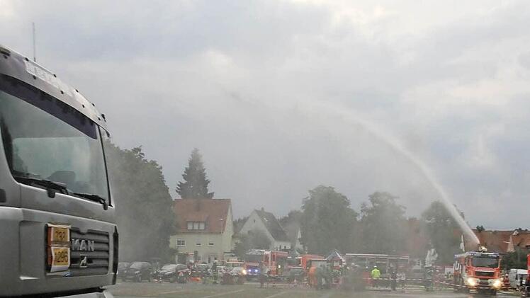 Aus der Distanz wurde die Giftwolke bekämpft.