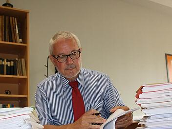 Sommerferien hin oder her: Auf dem Tisch von Frank Kubitza, dem Leiter des Jack-Steinberger-Gymnasiums, stapeln sich die Schulaufgaben und Exen, die er im Rahmen der so genannten Direktorats-Respizienz noch durchsehen muss. Zudem stehen für die Ferien viele andere Aufgaben an.