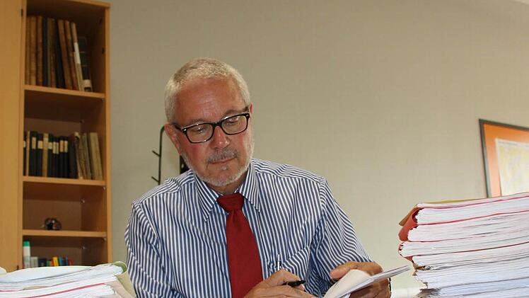 Sommerferien hin oder her: Auf dem Tisch von Frank Kubitza, dem Leiter des Jack-Steinberger-Gymnasiums, stapeln sich die Schulaufgaben und Exen, die er im Rahmen der so genannten Direktorats-Respizienz noch durchsehen muss. Zudem stehen für die Ferien viele andere Aufgaben an.