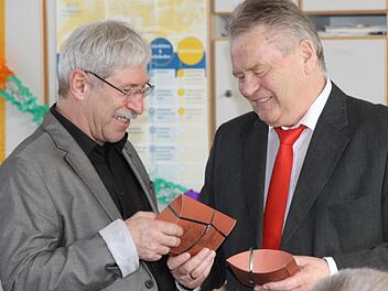 Bürgermeister Heribert Weber (r.) überreicht Günter Hohberger bei dessen Verabschiedung ein Präsent.  Foto: Erlwein