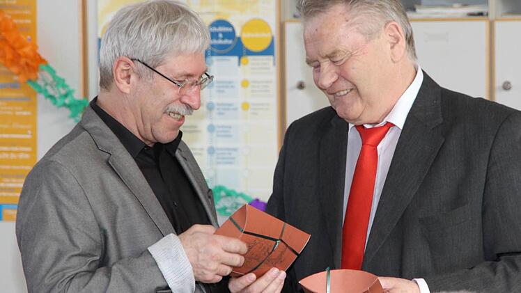 Bürgermeister Heribert Weber (r.) überreicht Günter Hohberger bei dessen Verabschiedung ein Präsent.  Foto: Erlwein