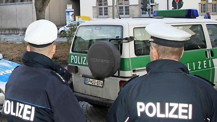Auf randalierende Jugendliche am Bahnhof oder sonstwo im Stadtgebiet kann man in Kulmbach gut verzichten. Bei den Vorfällen vor einigen Wochen hat erst eine massive Polizeipräsenz am Bahnhof dazu geführt,dass wieder Ruhe eingekehrt ist. Um auf Dauer Abhilfe zu schaffen, planen Stadt und Landkreis, einen Streetworker einzusetzen.  Foto: Jochen Nützel