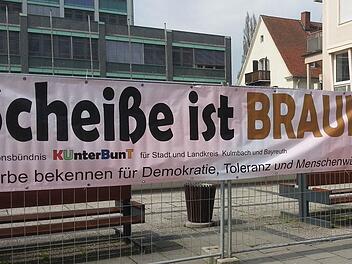 Vor dem Bayreuther Rathaus durfte das Schwarzacher Plakat vor einem Monat bei der Demonstration gegen einen NPD-Aufmarsch aufgehängt werden. Beim Protest gegen den NPD-Bayerntag am Wochenende in Scheinfeld (Landkreis Neustadt/Aisch-Bad Windsheim) wurde es von der Polizei wegen seines provozierenden Inhalts zunächst konfisziert. Foto: privat