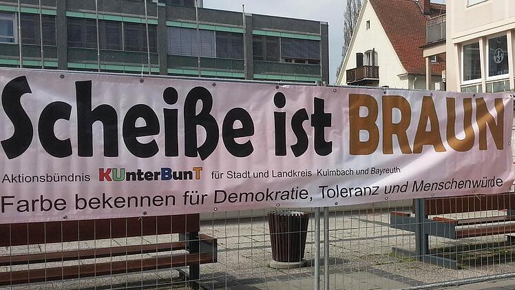 Vor dem Bayreuther Rathaus durfte das Schwarzacher Plakat vor einem Monat bei der Demonstration gegen einen NPD-Aufmarsch aufgehängt werden. Beim Protest gegen den NPD-Bayerntag am Wochenende in Scheinfeld (Landkreis Neustadt/Aisch-Bad Windsheim) wurde es von der Polizei wegen seines provozierenden Inhalts zunächst konfisziert. Foto: privat
