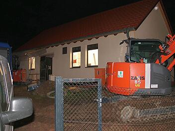 Reger Baubetrieb herrscht zurzeit im Bereich des Wasserwerks Thulba. Einmütig stimmte der Gemeinderat Oberthulba jetzt für die Einhausung des Brunnens 2, die mit knapp 15 300 Euro zu Buche schlagen wird. Foto: Gerd Schaar