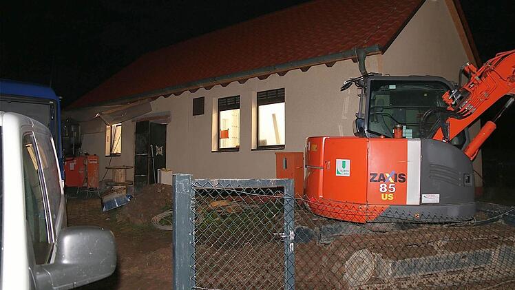 Reger Baubetrieb herrscht zurzeit im Bereich des Wasserwerks Thulba. Einmütig stimmte der Gemeinderat Oberthulba jetzt für die Einhausung des Brunnens 2, die mit knapp 15 300 Euro zu Buche schlagen wird. Foto: Gerd Schaar