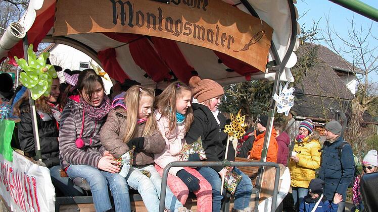 Ausnahmezustand in Weischau: Der einst "kleinste Faschingsumzug" der Welt hat sich längst zu einer echten Konkurrenz für den Coburger Gaudiwurm entwickelt. Foto: Klaus Olezner