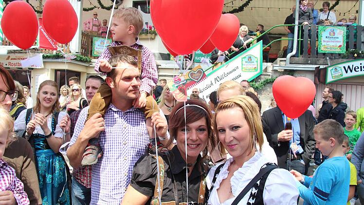 Hochzeit auf der Bergkerwa: Christian Stenz und Daniela Doppel aus Erlangen heirateten auf der Bergkirchweih 2015 Foto: Christian Bauriedel
