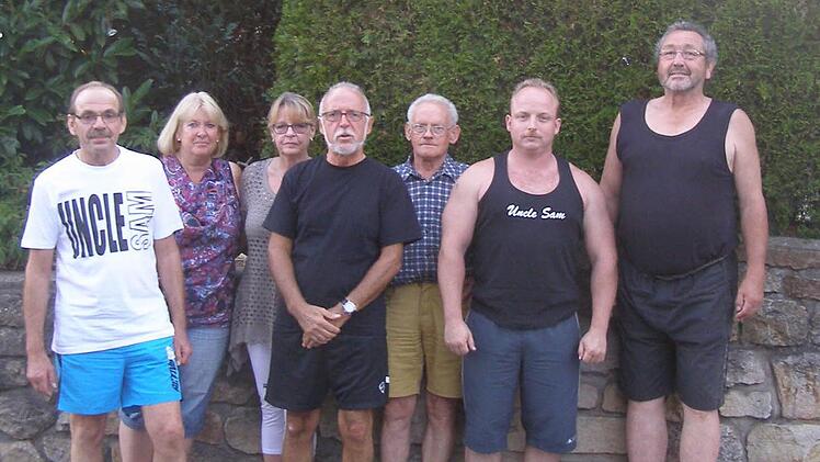 Sie fordern, dass die Gewichtsbeschränkung für Fahrzeuge wieder kommt (v. l.): Michael Andres, Ingrid Kömpel, Patrizia Andres, Roland Eckstein, Karl Heil, Alexander Knoob und Bernd Kömpel. Foto: Wolfgang Saam