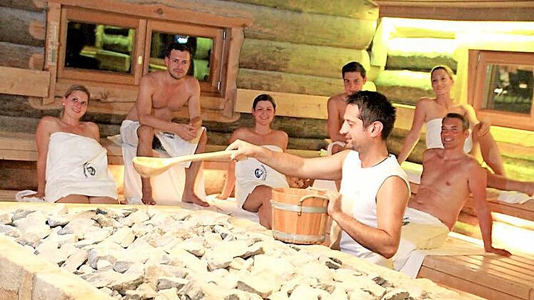 Behaglich warm ist es in der Kelo-Sauna der Obermain-Therme, die vor rund einem Jahr fertiggestellt worden ist. Fotos: Matthias Einwag