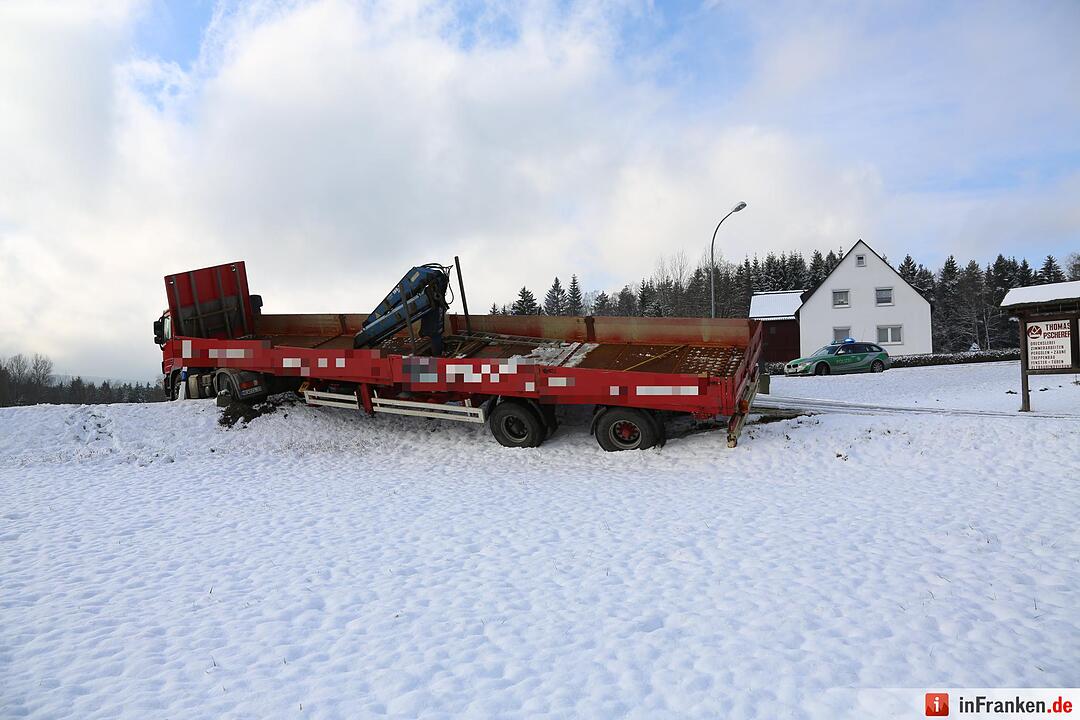 Lkw kommt beim Rueckwaertsfahren von glatter Fahrbahn ab