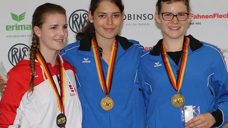 Siegerehrung bei der deutschen Meisterschaft mit der Luftpistole: links Sarah Fischinger (Brandenburg, zweiter Platz), in der Mitte Siegerin Miriam Piechaczek, rechts Lisa Schnaidt (beide Bayern), die den dritten Platz belegte.