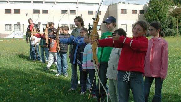 Robin Hood gesucht: Der Nachwuchs versucht sich mit Pfeil und Bogen. Das Training findet regelmäßig statt. Foto: Stefan Geiger
