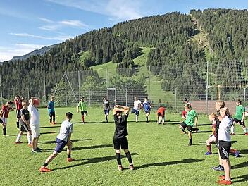 Das Training der U13-Jugendmannschaft der JFG Oberes Rodachtal fand in Wagrain in Österreich vor imposanter Bergkulisse statt.