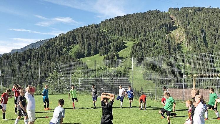 Das Training der U13-Jugendmannschaft der JFG Oberes Rodachtal fand in Wagrain in Österreich vor imposanter Bergkulisse statt.