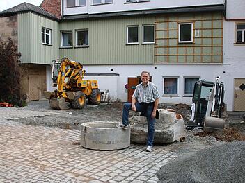 Wo sonst Ende Juni Biergarnituren und Verkaufsstände aufgebaut werden, sind jetzt Bauarbeiten im Gange: Achim Schneider, Vorsitzender des Bütttnerfachvereins, bedauert es, dass der "Büttnerwinkel" im Bauamtshof heuer zum Altstadtfest still bleibt.Foto: Katrin Geyer