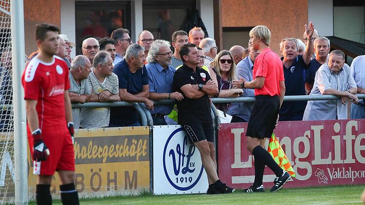 SC-Coach Dieter Kurth verriet seine Keeper vor dem Elfer die vermeintliche Ecke und wird vom Linienrichter ermahnt.